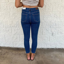 Load image into Gallery viewer, Distressed Skinny Jeans
