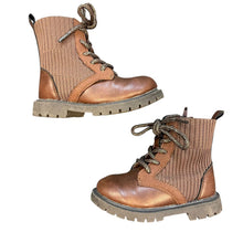 Load image into Gallery viewer, Carters Boots - Size 7

