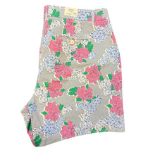 Load image into Gallery viewer, Crown&amp; Ivy Shorts NWT
